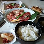 韓国市場　炭火焼肉　悠々館 - 三種盛ランチと、まんぷくランチ