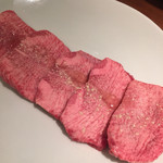 焼肉家 KAZU 神楽坂 - 普通のタンも厚みがあって食べ応え◎！！