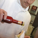 ジェラテリア・イル・ブリガンテ - オリーブオイルをかけるエミリアーノ