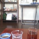 かなざわ - 熱いほうじ茶、冷水、冷たいほうじ茶と3つも出してくださいました^^缶詰も売っています。