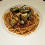 2Leoni - 自家製ベーコンとトマトのアマトリーチェ風スパゲッティーニにナスをトッピング　2015.05