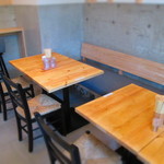 鹿屋アスリート食堂 - ゆったり食べられるテーブル席