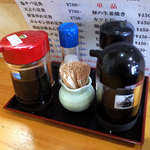 浜乃家 - 卓上の調味料。