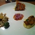 シチリア屋 - 【2015年5月ディナー】上から時計回りに、鰯の重ね焼き、ウニのブルスケッタ、ウサギのアグロカルチェ、中央はレモンのサラダ