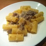 【2015年5月ディナー】リガトーニ、牛スジのパレルモ風：とても丁寧に下処理された牛スジがめちゃうまーーーーー。ひそかにカレー味がした気がした。ターメリックが隠し味？