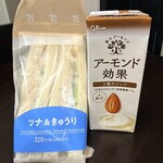 セブンイレブン - 料理写真:ツナ&きゅうりサンド、グリコ アーモンド効果 3種のナッツ