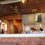 アル・ケッチァーノ - オープンキッチン風のカウンター