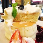 B PORTLAND CAFE - ホワイトスフレパンケーキ