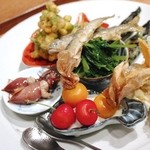 広尾小野木 - ・前菜盛り合わせ
      ほおずきとまとの白和え
      ほたるいか　
      とうもろこしのてんぷら（あともう一つ何か入っていた・・・）
      稚鮎
      焼きそら豆
      ポテサラ
      パクチーおひたし