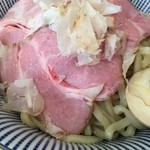 ふく流らーめん 轍 - 大きい削り節が肝、ですねー。