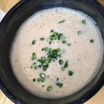 ふく流らーめん 轍 - スープはこちららしい白濁。