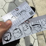 ふく流らーめん 轍 - お店のスタッフの方の似顔絵が入ったステッカー。大阪ならではの文化ですね。