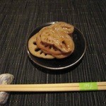 Seto - お通しは蓮根の煮物
                        甘辛く炊いた蓮根はサクサクの食感が心地よいです