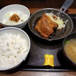 吉野家 - 料理写真:厚切り豚角煮定食にねぎラー油を追加したの図