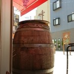 酒の大桝 wine & beer Daimasu Bar - 開放的な窓際