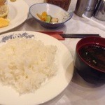 Orenji Hausu Suehiro Tei - ご飯とみそ汁
