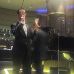 テーブル36 - 小指が立ってるホストのマキシム・オトリエさんはパックンにとても良く似ている