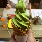 グリーン・グリーン - 期間限定のプレミアム抹茶ソフトクリームのワッフルコーン