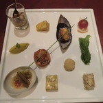 ブルガズ アダ - 前菜の盛り合わせ
      一品一品手間暇かけたメゼ（前菜）たちを賑やかに華やかに
      主に１４～１９世紀のレシピのひとくち前菜の盛り合わせ
      