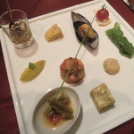 前菜の盛り合わせ
          一品一品手間暇かけたメゼ（前菜）たちを賑やかに華やかに
          主に１４～１９世紀のレシピのひとくち前菜の盛り合わせ
          