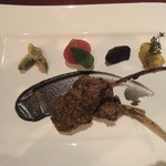 ブルガズ アダ - スプリングラムチョップ　エーゲ海地方の自生ハーブ(ケキッキ)が香る柔らかくジューシーな旨味堪能のグリル(１５世紀)