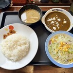 松屋 - 料理写真:ほうれん草とカッテージチーズのカレー、生野菜