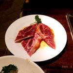 一罗华炭火烧肉  - 骨付きカルビ