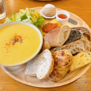 パンと料理とお菓子の店 tonttu_0