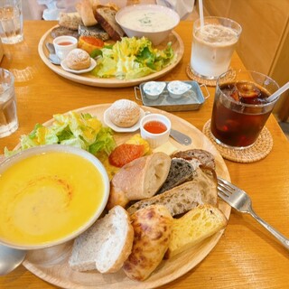 パンと料理とお菓子の店 tonttu_1