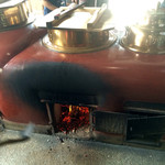 赤福 - 赤福本店・かまどの火は薪です。