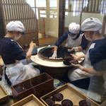 赤福本店・作っているところが見学できます。