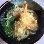 手打ちうどんうえさか - 「天ぷらうどん」650円。