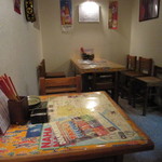 沖縄居酒屋あらぐすく - 小さな店内ですがカウンター席に他に小さなテーブル席もあります、テーブルは２人掛けが２卓に６人掛けが１卓あり、少人数のグループにも対応できる