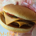 McDonald's - ダブルチーズバーガー(340円)♪ いつもマックにきたら同じメニューになっちゃうなぁ(^^ゞ まぁお味もソコソコ、お手軽だよね☆彡