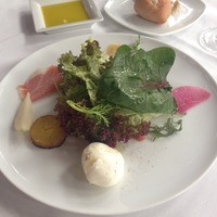 RESTAURANT DAZZLE - 前菜のサラダ　野菜の味がしっかり感じられました。モッツァレラチーズが柔らかくて美味しかった！