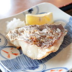 いただきさんの海鮮食堂 - 天然鯛の塩焼き (580円) '15 4月中旬