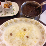 トマト - ライスには、チーズとレーズンが。