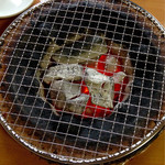 Sankaien - 炭火で焼くので美味しいです！
      七輪はテーブルに穴が空いていて
      落とし込むので膝とかズボンは
      火傷に注意です。