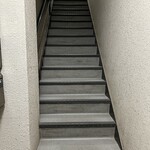 MARE - MARE入口。こちらの階段から2階へお上がりください。