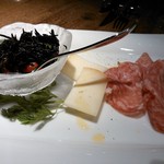 Grilled Meat Bal Taiju - お通し（生ひじきマリネ、トスカーナ・羊のチーズ、フェンネル風味サラミ）