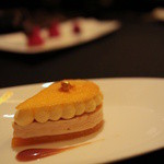 ガストロノミー ジョエル・ロブション - La Mangue au caramel à la fleur de sel, mousseline au fruit de la passion, tuile perroquet