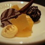 ガストロノミー ジョエル・ロブション -  ル・ゼブラ ココナッツのグラス トリュフ仕立て、透き通るパイナップルに引き寄せられて