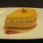 ガストロノミー ジョエル・ロブション - マンゴー キャラメルとパッション、マンゴーのムースと共に重ね、チュイルをアクセントに