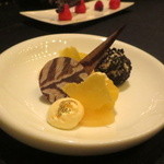 ガストロノミー ジョエル・ロブション - Les Desserts/Le Zebra noix de coco glacée tout yaourt, transparence d’ananas à la vanille de Tahiti