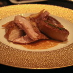 La Pintade fermière et foie gras rôtis, pommes de terre confites au jus gras