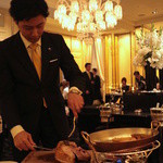 ガストロノミー ジョエル・ロブション - イケメンのスタッフがお取り分け…