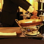 ガストロノミー ジョエル・ロブション - メインの鴨料理は目の前で調理されます