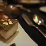 ガストロノミー ジョエル・ロブション - スズキ 葱のエテュベとシトロネルの香りのクレームを添えて