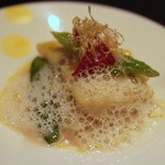 ガストロノミー ジョエル・ロブション - フランス産平目 オゼイユをのせ海藻のクルートでグラチネ エストラゴンの香るソラマメのエクラゼと素揚げと共に
      