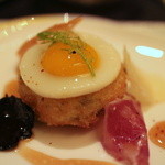 ガストロノミー ジョエル・ロブション - うずらの卵 半熟に加熱し、パルメザンチーズとトリュフの香るギャレットにのせて